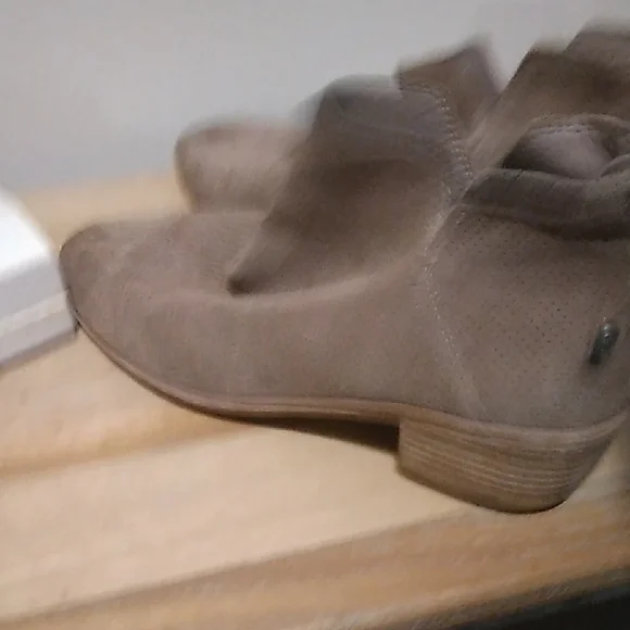 Stylish Tan Ankle Booties - Picture 5 of 7